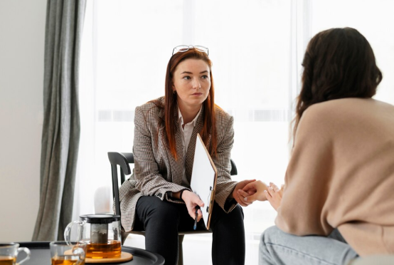 A psicanálise oferece estratégias vitais para sobreviventes de violência doméstica, promovendo cura e proteção. Descubra mais em nosso site.